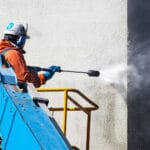 Reinigung einer Putzfassade mit Hebebühne Veys Gebäudereinigung