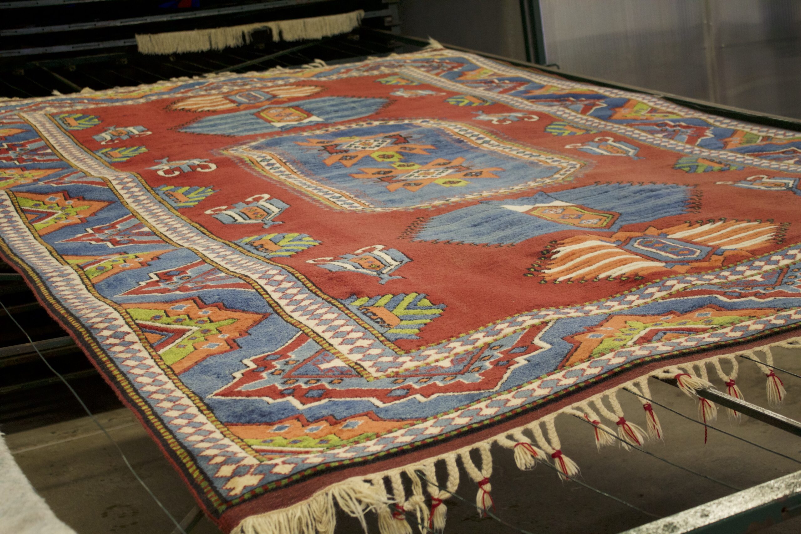 Orientteppich aus Iran, Afghanistan bei der Teppichwäsche  