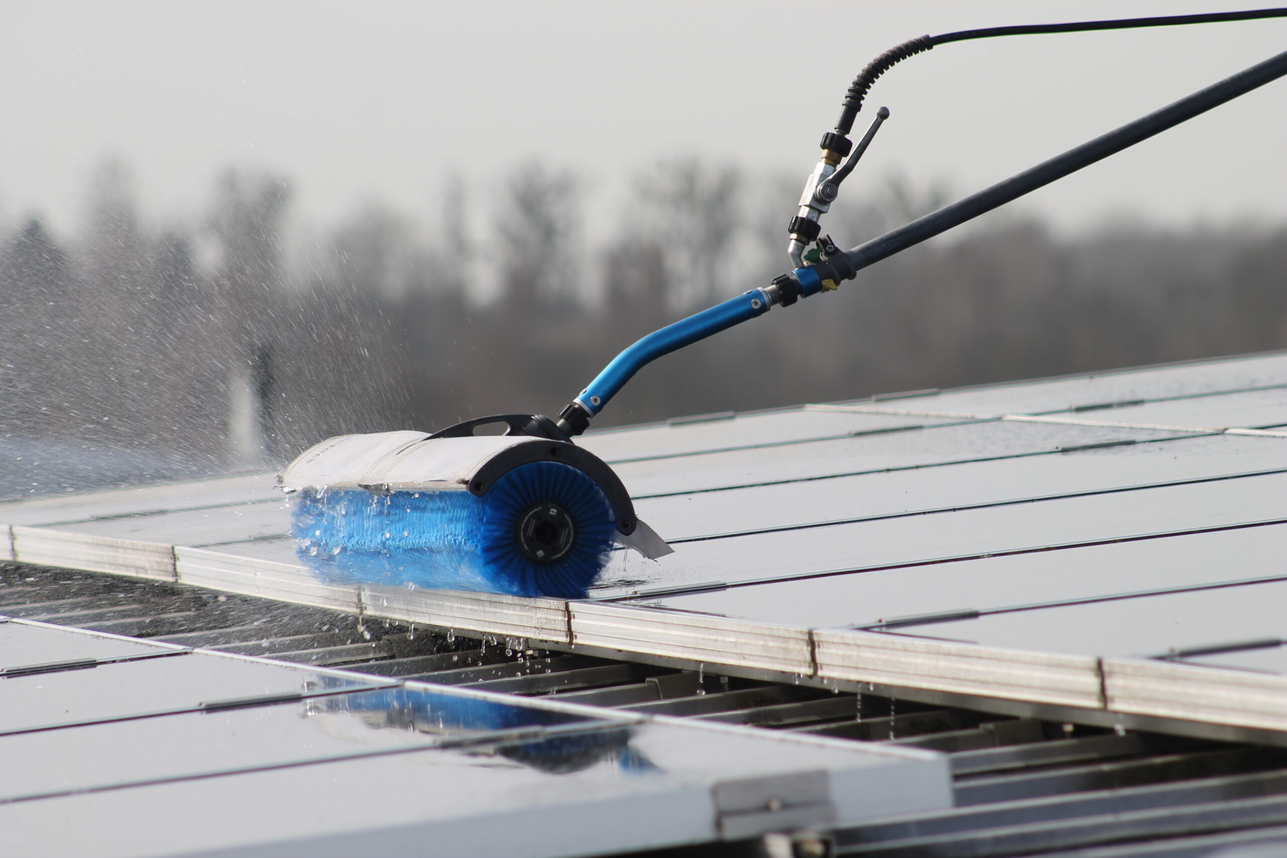 Photovoltaikreinigung mit entmineralisiertem Wasser und rotierender Bürste
